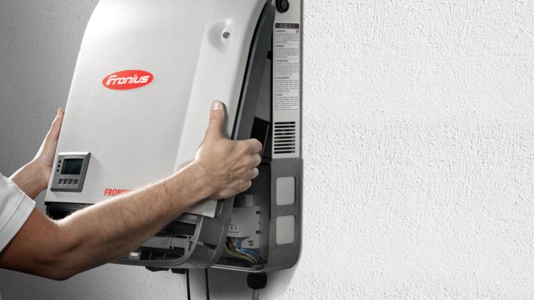 fronius-snapinverter-service-hinged-system-169